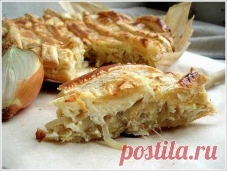 Слоеный пирог с луком и плавленным сырком — быстрый и вкусный
