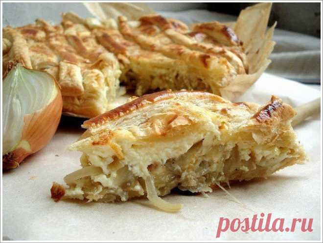Слоеный пирог с луком и плавленным сырком — быстрый и вкусный
