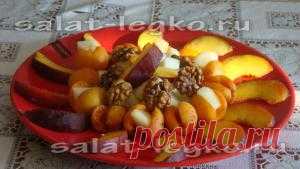 Фруктовый салат из абрикосов, дыни и персиков с орехами