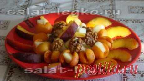 Фруктовый салат из абрикосов, дыни и персиков с орехами