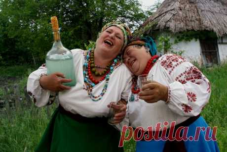 Самые популярные мифы о самогоне, в которые люди до сих пор верят. Разрушаем мифы и узнаем правду  😉

1. Самогон не является алкогольным напитком.

На самом деле, самогон -- это спиртной напиток, получаемый путем спиртового брожения сахара, патоки или другого сахаросодержащего сырья. Для изготовления самогона не нужен сахар, но его заменяют патокой или крахмалосодержащим сырьем. В зависимости от степени очистки