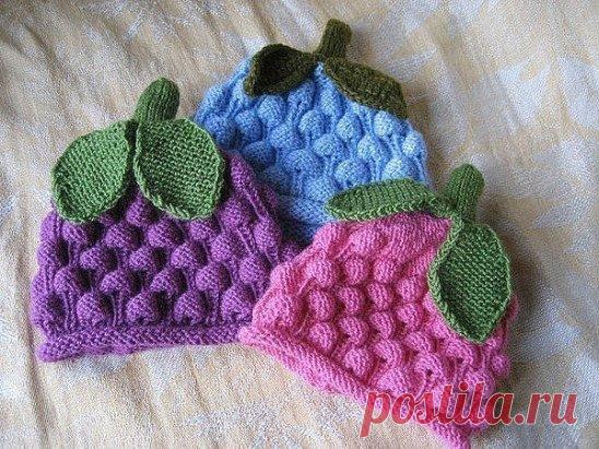 Красивые шапочки для детей с узором «Малинка»
Как вязать: http://prjaga.ru/uzory-vyazaniya/spicami/uzor-spicami-malinka