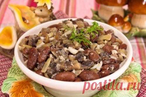 Салат с фасолью, грибами и яйцами / Простые рецепты