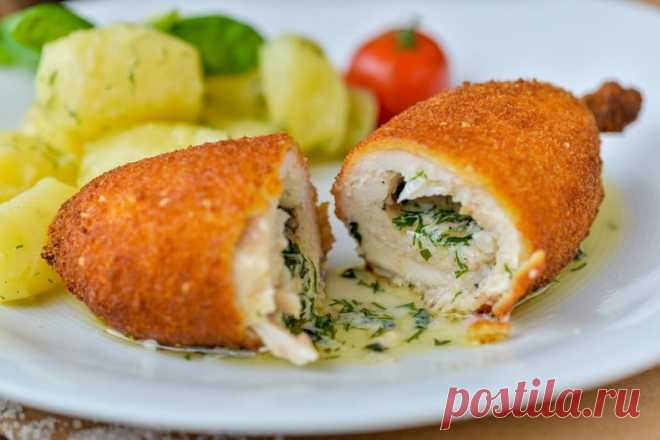 Готовим котлеты по-киевски
Питательное и невероятно вкусное блюдо из курицы, которое легко сделать, а ещё оно никогда не надоедает