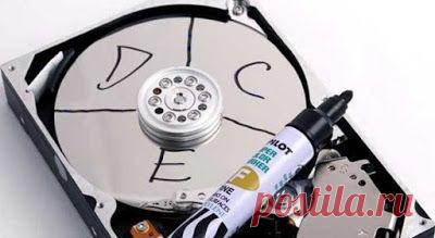 Многим пользователям нравится использовать несколько разделов на одном физическом жестком диске или SSD, диски C,D,E,F и т.д. В этой видео инструкции показано, как разделить/объединить жесткий или SSD диск на разделы в Windows 10 встроенными средствами системы.