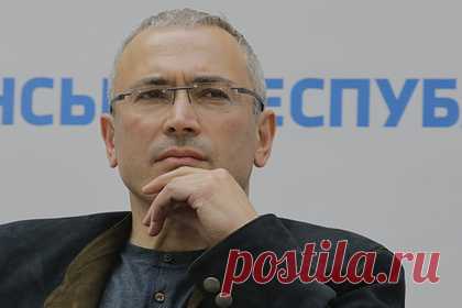 Ходорковский заложил швейцарскому банку усадьбу за полмиллиарда рублей. Основатель нефтяной компании ЮКОС Михаил Ходорковский заложил швейцарскому банку свою усадьбу Best Beech Place в предместье Лондона за шесть миллионов фунтов стерлингов (более полумиллиарда рублей). По информации RT, Ходорковский купил трехэтажный особняк из красного кирпича в апреле 2015 года за 4,67 миллиона фунтов.
