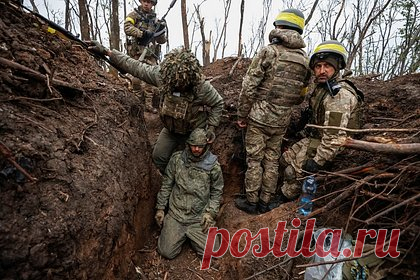 Американский разведчик рассказал о причинах передачи кассетных снарядов ВСУ. Отставной офицер разведки морской пехоты США Скотт Риттер заявил, что Вашингтон решил передать Киеву кассетные боеприпасы, потому что у него уже не осталось обычных 155-миллиметровых фугасных снарядов для Вооруженных сил Украины. Стратегического замысла за применением кассетных боеприпасов нет», — отметил он.