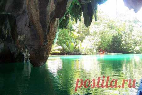 Подземная река Пуэрто-Принсеса
Подземная река Пуэрто-Принсеса считается одной из самых посещаемых природных достопримечательностей Филиппин. Кроме этого, она официально признана самой длинной подземной рекой в мире. 
Несмотря на то, что путь до этой достопримечательности Филиппин отнюдь не близкий, туристы все же едут сюда толпами. Подземная река Пуэрто-Принсеса располагается на острове Палаван, примерно в 50 км от одноименного города — Пуэрто-Принсеса...