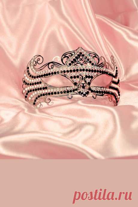 Venetian Mask Paris Paris  Paris authentic venetian mask with the finest metal filigree, decorated with Swarovski stones and completed with thin satin ribbons ready to wear. Manifactured in Venice by the famous venetian masters. Each is made with certified materials, repecting the European Union