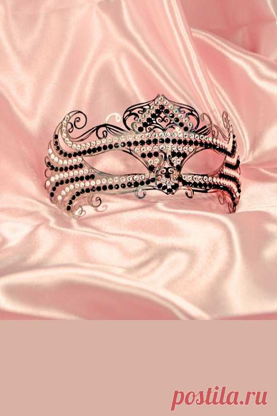Venetian Mask Paris Paris  Paris authentic venetian mask with the finest metal filigree, decorated with Swarovski stones and completed with thin satin ribbons ready to wear. Manifactured in Venice by the famous venetian masters. Each is made with certified materials, repecting the European Union