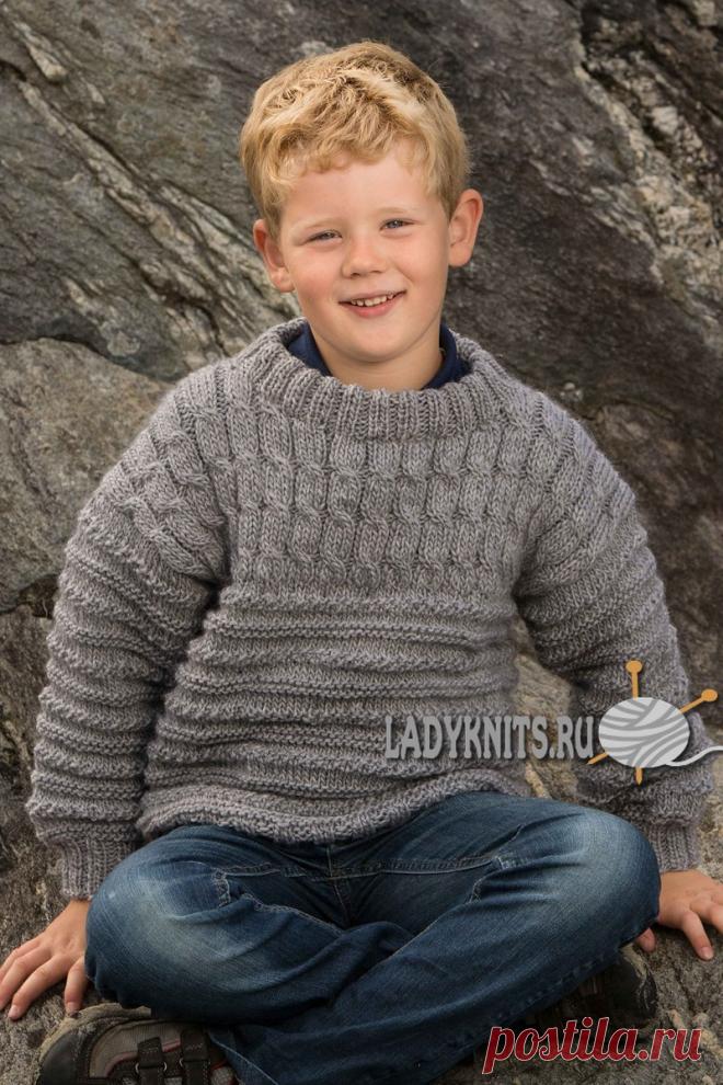Вязаный спицами простой джемпер для мальчика от 2 до 12 лет