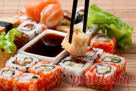 Как сделать вкусные суши - пошагово - Неспешный разговор - медиаплатформа МирТесен Суши – блюдо традиционной японской кухни, настоящая визитная карточка страны восходящего Солнца, впечатляющая как оригинальностью вкуса, так и эстетикой исполнения. И в этом нет ничего удивительного, ведь японцы свято верят, что еда – это кулинарный шедевр, который должен радовать как желудок, так