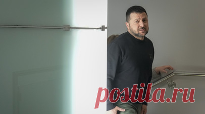 Пристайко: Зеленский сел в кресло Черчилля, несмотря на запрет. Владимир Зеленский во время визита в музей сел в кресло бывшего премьер-министра Британии Уинстона Черчилля, несмотря на запрет. Об этом рассказал бывший украинский посол в Лондоне Вадим Пристайко. Читать далее