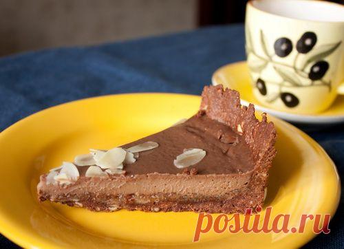 Торт с миндалем и молочным шоколадом