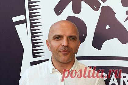 Солист группы «Непара» раскритиковал феминисток. Солист группы «Непара» Александр Шоуа ответил на вопрос, хотел бы он, чтобы его дочери стали независимыми. О феминизме певец порассуждал в «Вечернем шоу» на «Русском Радио» с радиоведущей Аллой Довлатовой. По словам Шоуа, женщины не могут быть независимыми без мужчин.