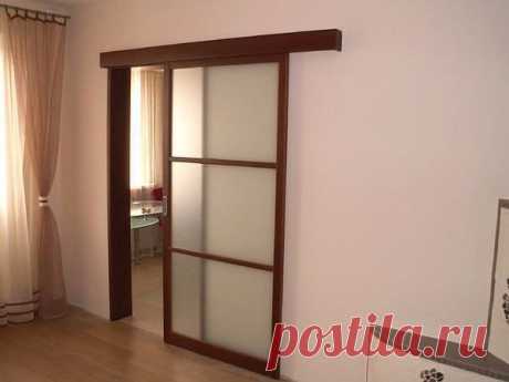 Межкомнатная раздвижная дверь своими руками  Раздвижные двери являются довольно необычным элементом, который в значительной мере способен украсить интерьер любой квартиры. Задумав установить подобную дверь, вы должны, прежде всего, оценить насколько она удовлетворяет тем условиям, которые имеются в вашей квартире. Достоинства и недостатки Как и любой вещи, раздвижным дверям присущи свои достоинства и недостатки, которые необходимо принимать во внимание. К достоинствам относятся: -экономия…