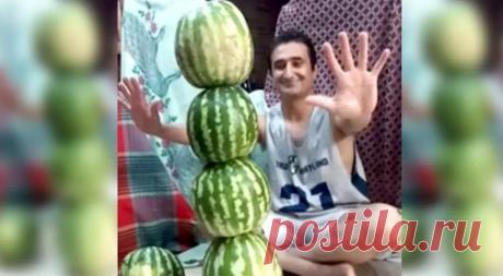 Иранец построил башню из 4 арбузов и попал в Книгу рекордов Гиннесса. Мировой рекорд по количеству арбузов, которые сложили вертикально, установил 43-летний профессор гражданского строительства и владелец строительной компании из Ирана Ашкан Рохолла Дошманзиари.