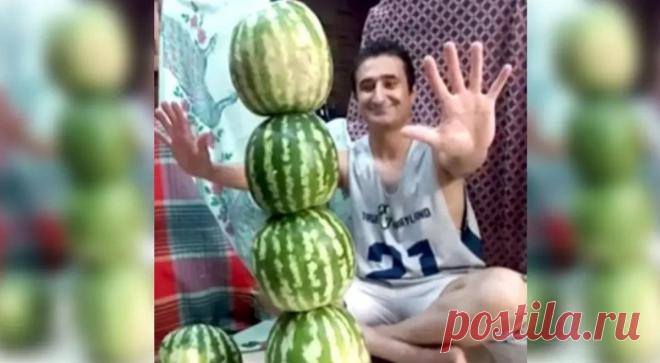 Иранец построил башню из 4 арбузов и попал в Книгу рекордов Гиннесса. Мировой рекорд по количеству арбузов, которые сложили вертикально, установил 43-летний профессор гражданского строительства и владелец строительной компании из Ирана Ашкан Рохолла Дошманзиари.