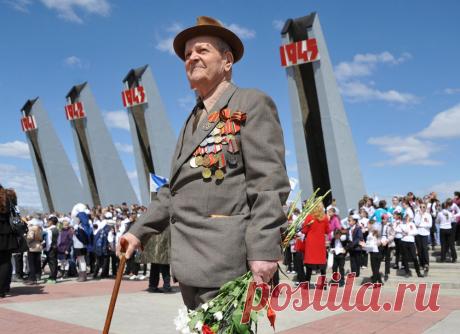 Ветеран у мемориала &quot;Боевая слава забайкальцев&quot; в Чите  © Евгений Епанчинцев/ТАСС  | ТАСС: Общество - Как отметили День Победы в городах России