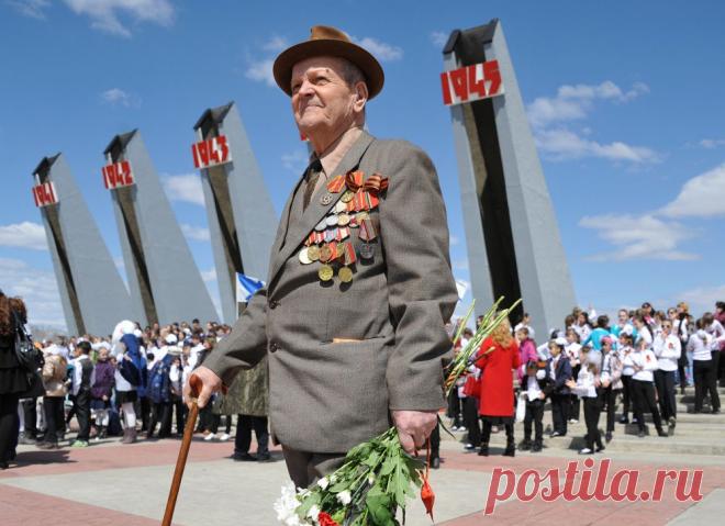Ветеран у мемориала "Боевая слава забайкальцев" в Чите  © Евгений Епанчинцев/ТАСС  | ТАСС: Общество - Как отметили День Победы в городах России