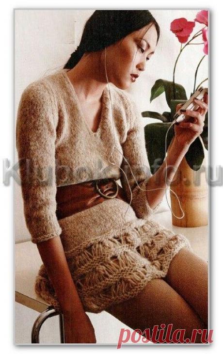 Женское вязание спицами. Однотонное короткое платье с ажурной каймой по подолу. Размеры: 42/44