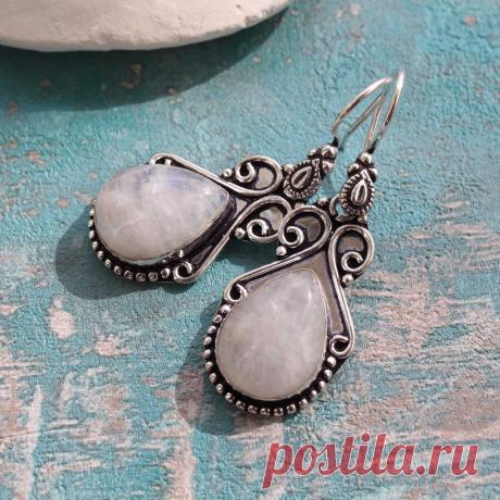Серьги из полупрозрачного лунного камня