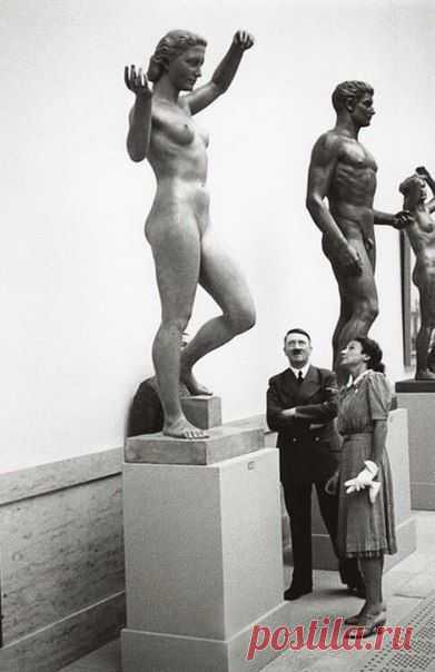 Адольф Гитлер и архитектор Герди Троост рассматривают произвейху) / Удивительное искусство