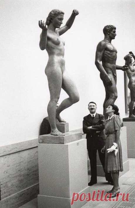 Адольф Гитлер и архитектор Герди Троост рассматривают произвейху) / Удивительное искусство