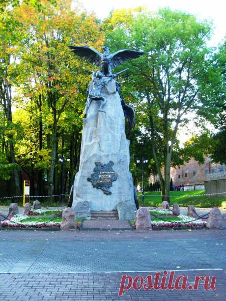 Памятник русским армиям и защитникам России в войне 1812 года. На памятнике надпись: &quot;Блогодарная Россия героям 1812 года&quot;.    ---  Monument To The War Of 1812  Free Stock Photo HD - Public Domain Pictures
