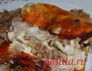 Курица, запеченная с гречкой

Крупа пропитывается соком мяса, получается гречневая каша божественного вкуса, особенно в сочетании с хмели-сунели, а сырная корочка, как фольга, сохраняет все полезные и питательные вещества внутри продукта.

Ингредиенты:
Показать полностью…