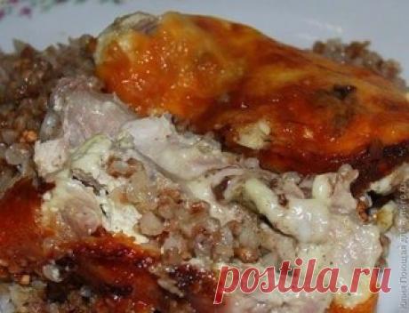 Курица, запеченная с гречкой
Крупа пропитывается соком мяса, получается гречневая каша божественного вкуса, особенно в сочетании с хмели-сунели, а сырная корочка, как фольга, сохраняет все полезные и питательные вещества внутри продукта.
Ингредиенты:
Показать полностью…