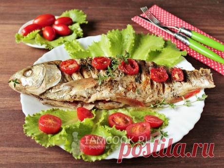 Язь, запечённый с помидорами