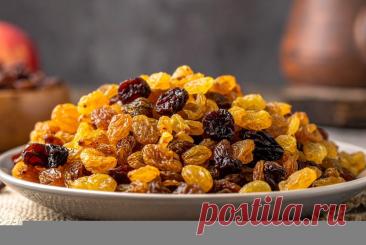 Как правильно мыть изюм, чтобы убрать всю грязь: многие совершают ошибку Сухофрукты требуют такого же тщательного мытья, как и свежие плоды, но многие хозяйки до сих пор делают это неправильно. Изюм — особенно проблемный продукт из-за своего небольшого размера и рельефной поверхности. Привычное полоскание в нескольких водах создает лишь иллюзию чистоты, смывая только