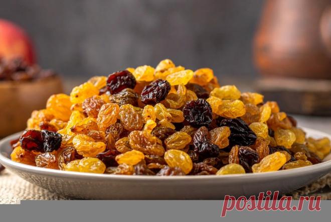 Как правильно мыть изюм, чтобы убрать всю грязь: многие совершают ошибку Сухофрукты требуют такого же тщательного мытья, как и свежие плоды, но многие хозяйки до сих пор делают это неправильно. Изюм — особенно проблемный продукт из-за своего небольшого размера и рельефной поверхности. Привычное полоскание в нескольких водах создает лишь иллюзию чистоты, смывая только