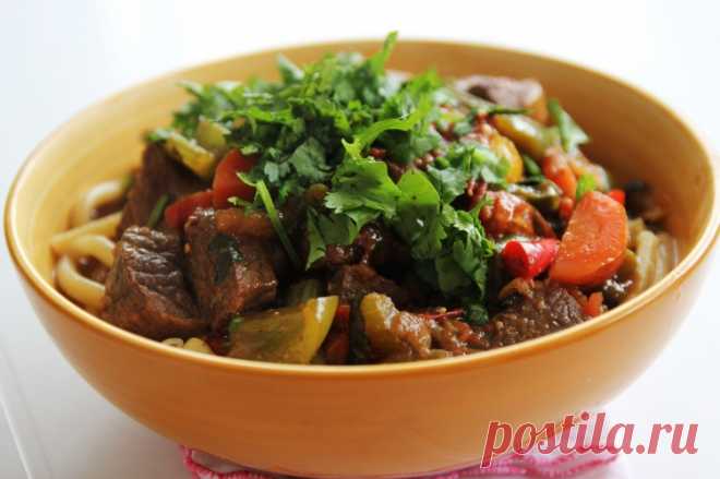 Лагман с курицей, капустой и баклажанами / Простые рецепты