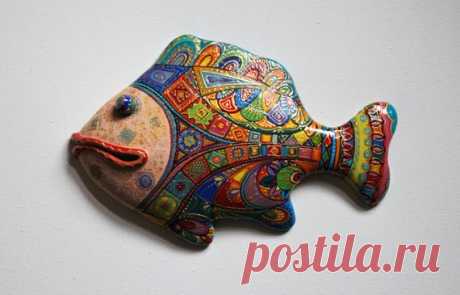 Decor fish wall, decorative fish painted by hand, fish wall hanging, hand painted keraplast fantasy fish The form for fish is sculpted by me from a keraplast. Hand painted with acrylics and gold contour. The fish is varnished in three layers. On the reverse side is bonded loop and left my signature. I hope my work will be nice to your eye.  Fish size: 145 mm high (5.7 inches)  220 mm wide