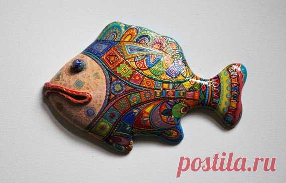 Decor fish wall, decorative fish painted by hand, fish wall hanging, hand painted keraplast fantasy fish The form for fish is sculpted by me from a keraplast. Hand painted with acrylics and gold contour. The fish is varnished in three layers. On the reverse side is bonded loop and left my signature. I hope my work will be nice to your eye.  Fish size: 145 mm high (5.7 inches)  220 mm wide