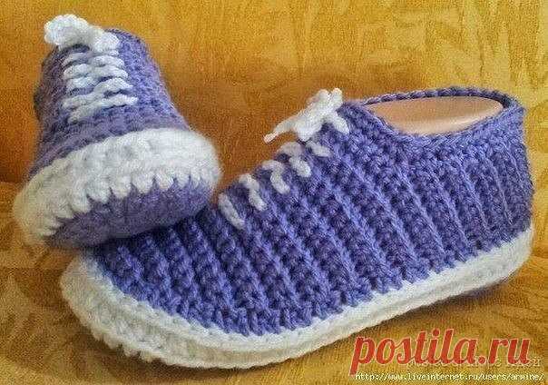 ТАПОЧКИ-КЕДЫ, СВЯЗАННЫЕ КРЮЧКОМ 

 Они вяжутся очень легко. 

Подошву вяжите так: наберите цепочку из 10 петелек, далее делайте столбик без накида во 2 петлю от крючка и остальные 8 петел по стбн. Итого у вас 9 петелек, то есть стбн. Это был 1 ряд. 

2,3, 4, 5,6 ряд делаем воздушную петлю и дальше в каждый столбик или (петельку) вяжем по 1 стбн, 

7 ряд делаем прибавление: вяжем по одному стбн в следующие 4 петельки, в 5 петельку вяжем 2 стбн, далее по 1 стбн в остальные 4...