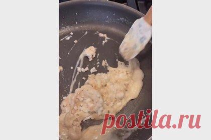 Тиктокерша подсказала быстрый способ отчистить сковороду от жира. Тиктокерша подсказала быстрый способ отчистить сковороду от жира. Она показала, как посыпает жир содой, оставляет на несколько минут и после перемешивает получившуюся массу, превращающуюся таким образом в пасту, которую, в свою очередь, можно переложить в другую емкость.