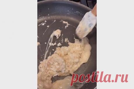 Тиктокерша подсказала быстрый способ отчистить сковороду от жира. Тиктокерша подсказала быстрый способ отчистить сковороду от жира. Она показала, как посыпает жир содой, оставляет на несколько минут и после перемешивает получившуюся массу, превращающуюся таким образом в пасту, которую, в свою очередь, можно переложить в другую емкость.