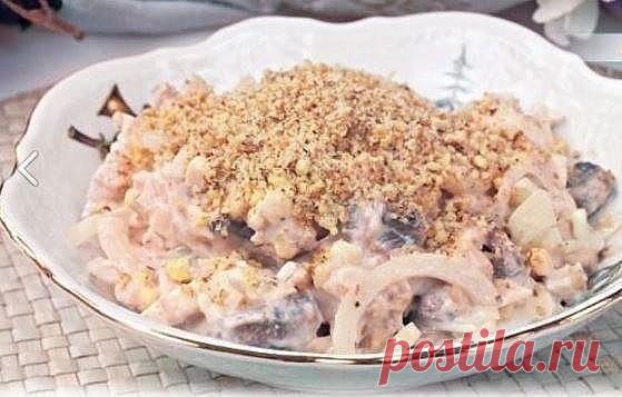 10 РЕЦЕПТОВ САЛАТОВ КАК В РЕСТОРАНЕ
Крайне вкусные и не стыдно гостям приготовить!

Немецкий салат

– ветчина – 100 г
– свежие огурцы – 2 шт.
– яйца – 2 шт.
– сыр – 100 г
– майонез – 150 мл

4 порции
25 минут

Ветчину, огурцы и сыр нарежьте соломкой.
Яйца сварите и измельчите.
Все перемешайте и заправьте майонезом.

Салат по-строгановски
▬▬▬▬▬▬▬▬▬▬▬▬▬▬▬▬▬▬▬▬▬▬▬▬▬▬▬
– говядина (постная, вареная, охлажденная) – 400 г
– маринованные грибы – 250 г
– зеленый лук – 6 перьев
– пе...