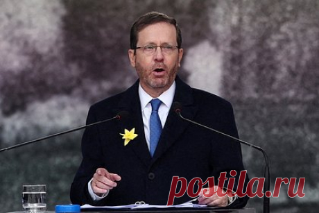 Президент Израиля осудил намерение сжечь Тору в Швеции. Президент Израиля Ицхак Герцог осудил Швецию за выдачу разрешения на сожжение Торы. «Будучи президентом Израиля, я осудил сожжение Корана, священного для мусульман всего мира, и теперь я сокрушаюсь, что та же участь ожидает еврейскую Библию, вечную книгу еврейского народа», — заявил он.