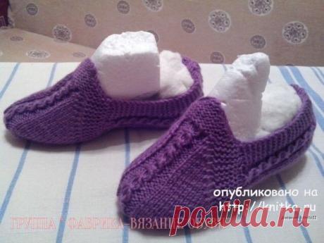 Для тех, кто не встречал в интернете данное описание, можете ознакомиться с ним здесь: Для тех, кто не встречал в интернете данное описание, можете ознакомиться с ним здесь:
Спицы №2,5 . Пряжа – 100м в 50 г
ПК и КП-это петля кромочная (в начале ряда) и кромочная петля (в конце ряда ).

К – это кромочная петля, П – протяжка, из боковой стенки петли вывязываете ещё одну, Н – накид.
Описание тапочек – следков

Набираем 3 петли

1 ряд – 3 лиц.
2 ряд – 3 лиц.
3 ряд – К , П , 1 ...