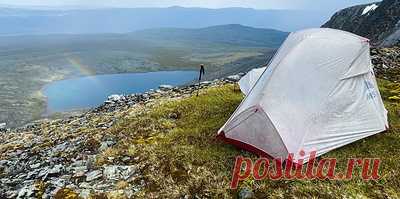 Пугливый медведь и сырая оленина. Первое в истории одиночное путешествие через Урал. "Иду под дождем, весь мокрый, вокруг ни зги не видно — туман стеной. Подхожу к горе, лезу наверх. Цепляюсь за мокрые камни окоченевшими пальцами. Сдаваться нельзя! Еще чуть-чуть… подтянуться и-и-и-и…. и вот я на вершине! Первая мысль: а меня ведь дома ждут. И больше всего бургер хочется… Делаю пару фотографий, снимаю видео и — домой!" Так закончилось первое в мире пешее непрерывное путешествие через…