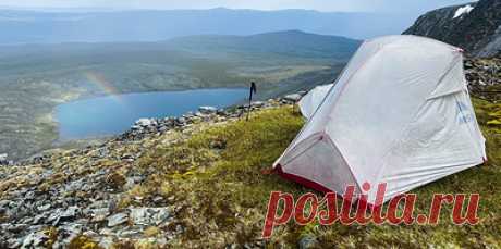 Пугливый медведь и сырая оленина. Первое в истории одиночное путешествие через Урал. &quot;Иду под дождем, весь мокрый, вокруг ни зги не видно — туман стеной. Подхожу к горе, лезу наверх. Цепляюсь за мокрые камни окоченевшими пальцами. Сдаваться нельзя! Еще чуть-чуть… подтянуться и-и-и-и…. и вот я на вершине! Первая мысль: а меня ведь дома ждут. И больше всего бургер хочется… Делаю пару фотографий, снимаю видео и — домой!&quot; Так закончилось первое в мире пешее непрерывное путешествие через…