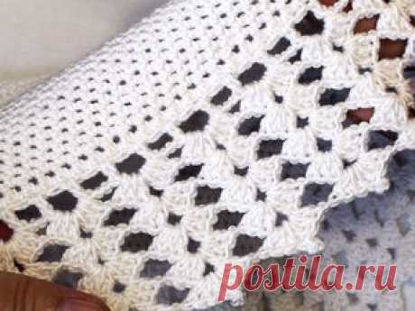 Видеоурок: вяжем простую кайму для юбки крючком В этом уроке мы с вами свяжем простую кайму для юбочки крючком. Узор простой, раппорт 6 петель. Пряжа — хлопок с вискозой, крючок 2,5. Обратите внимание, что по кругу рисунок выглядит немного по-другому и вязка из разной пряжи то же отличается друг от друга.