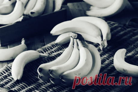 Два банана в день - 7 преимуществ для здоровья Бананы — очень популярный фрукт не только из-за их вкуса, но и из-за пользы для здоровья, которую приносит их употребление. Узнайте, как можно укрепить свой организм, съедая два банана в день.