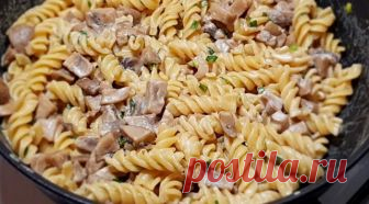 Целая сковорода вкусной еды: макароны с грибами и сметанным соусом Макароны с грибами в сметанном соусе — это простое, сытное, вкусное и быстрое в приготовлении блюдо. А для работающих любителей пасты этот рецепт настоящая находка, так как на его приготовление у вас уйдет максимум 15 минут....