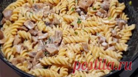 Целая сковорода вкусной еды: макароны с грибами и сметанным соусом Макароны с грибами в сметанном соусе — это простое, сытное, вкусное и быстрое в приготовлении блюдо. А для работающих любителей пасты этот рецепт настоящая находка, так как на его приготовление у вас уйдет максимум 15 минут....