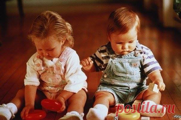 30 СПОСОБОВ С ПОЛЬЗОЙ ЗАНЯТЬ МАЛЫША👶 (по методике Монтессори) 1. Берем бутылочки, баночки, пузырьки разных размеров, отвинчиваем крышки, перемешиваем и предлагаем малышу подобрать и завинтить крышки. 2. Губка, детское мыло и посуда. Медленно показываем мастер-класс по мытью кастрюли и предлагаем карапузу помыть, н-р, чайник. 3. Любая крупа, щетка, совочек. Рассыпаем и подметаем! 4. Губка, поднос вода. Разливаем – вытираем! 5. Пуговицы, шнурки, кнопки, крючки. Делаем, например зайчика и…
